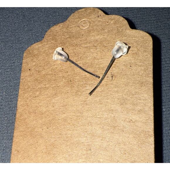 NWT Faux Marquis Shaped Emerald Earrings In A Silvertone Dangle Setting - Picture 2 of 5